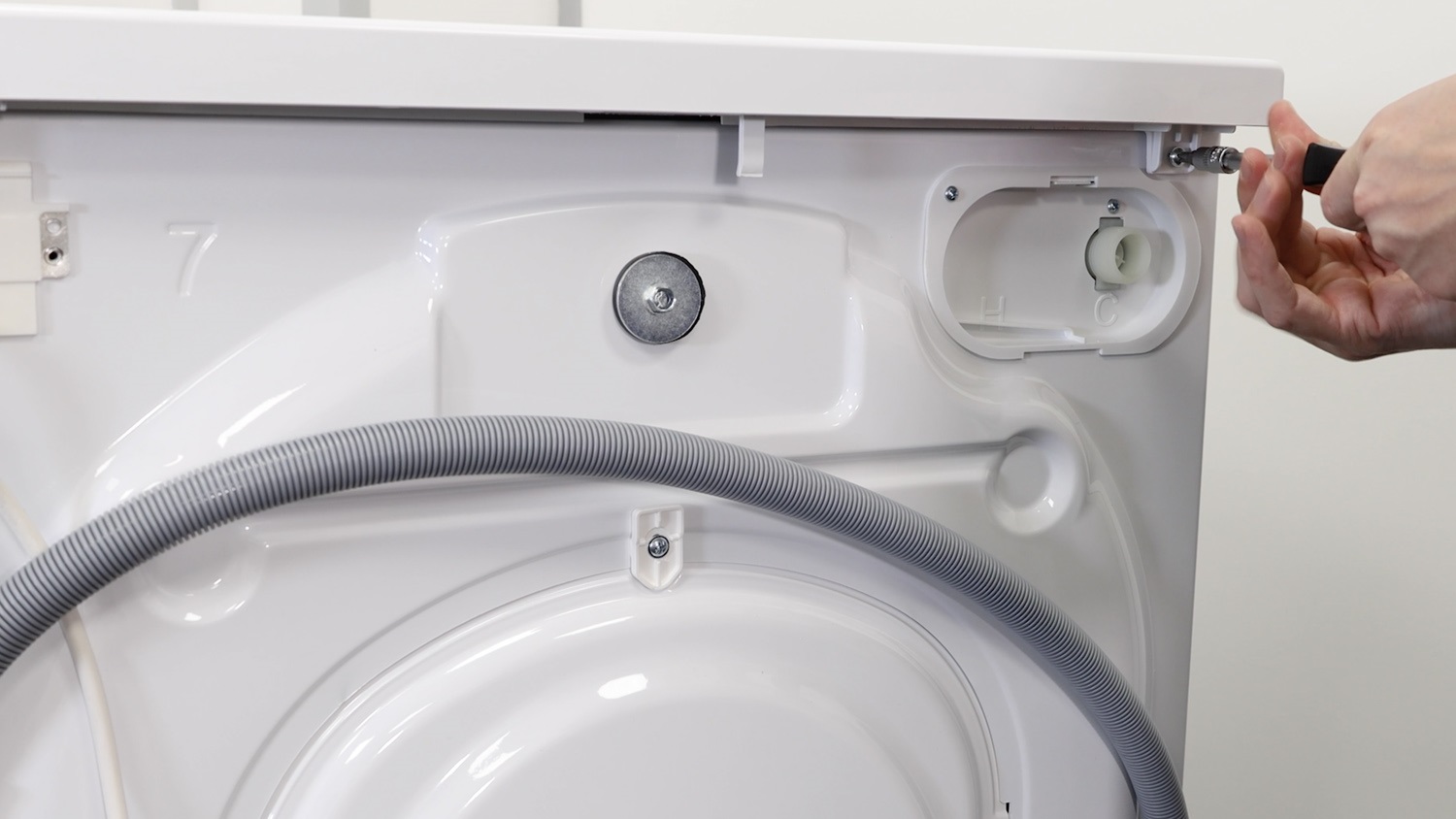 Remove lid screws